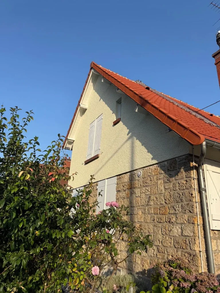 Maison en pierre et enduit après des travaux de toiture en tuiles