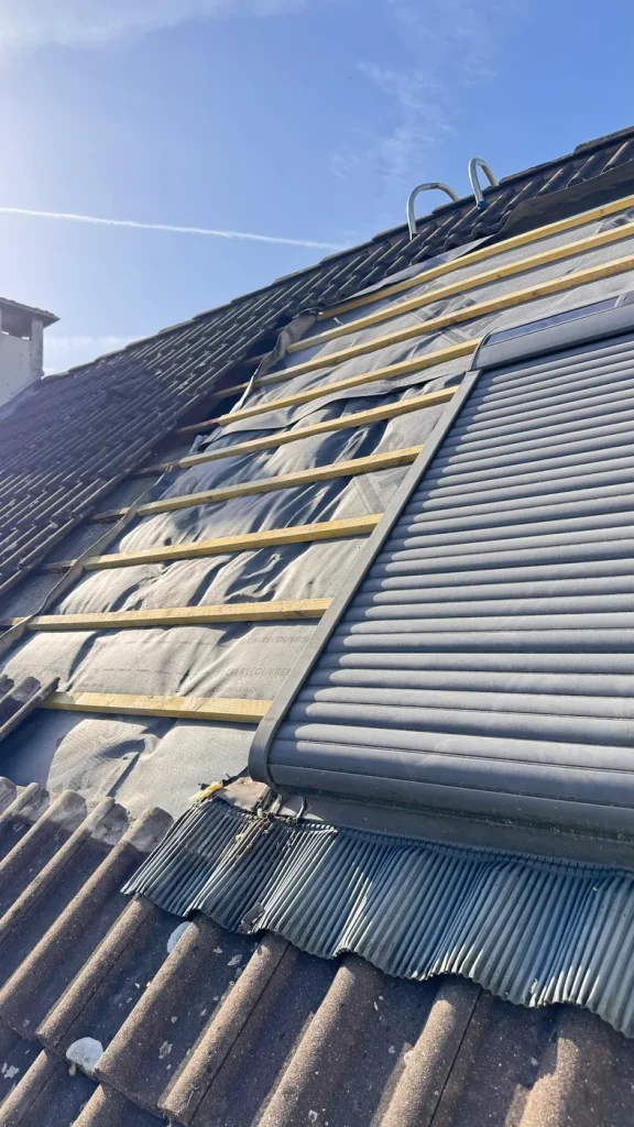 Pose d'une fenêtre de toit et de son raccord d'étanchéité