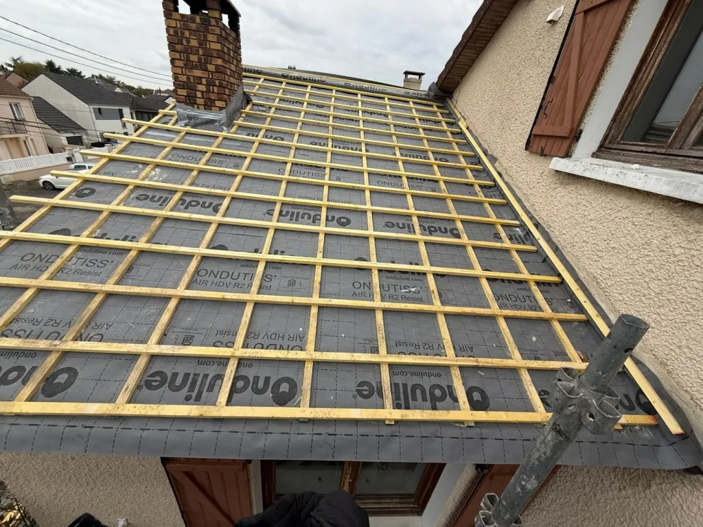 Écran sous toiture et liteaux posés avant la couverture en tuiles
